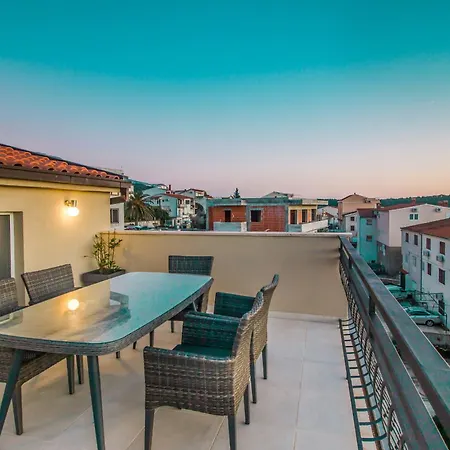 Penthouse With Hottub And Duplex Apartment *