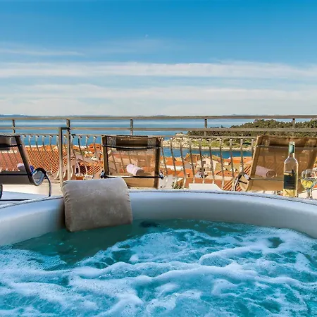 Penthouse With Hottub And Duplex Apartment